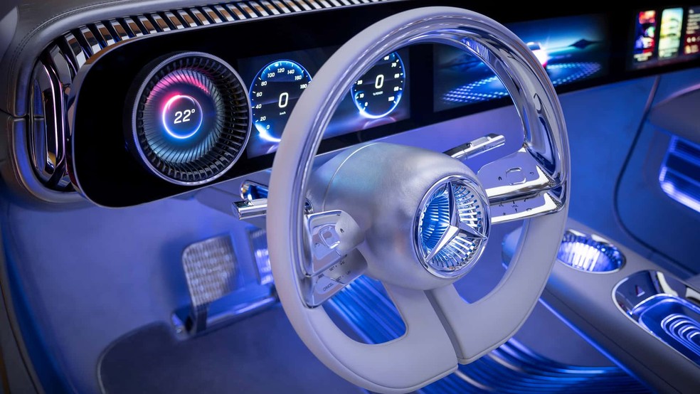 Interior do Mercedes-Benz CLA Concept tem elementos cromados e muitas luzes — Foto: Divulgação