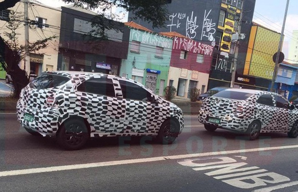 Chevrolet Onix e Prisma reestilizados são fotografados rodando camuflados (Foto: Leone Reis) — Foto: Auto Esporte