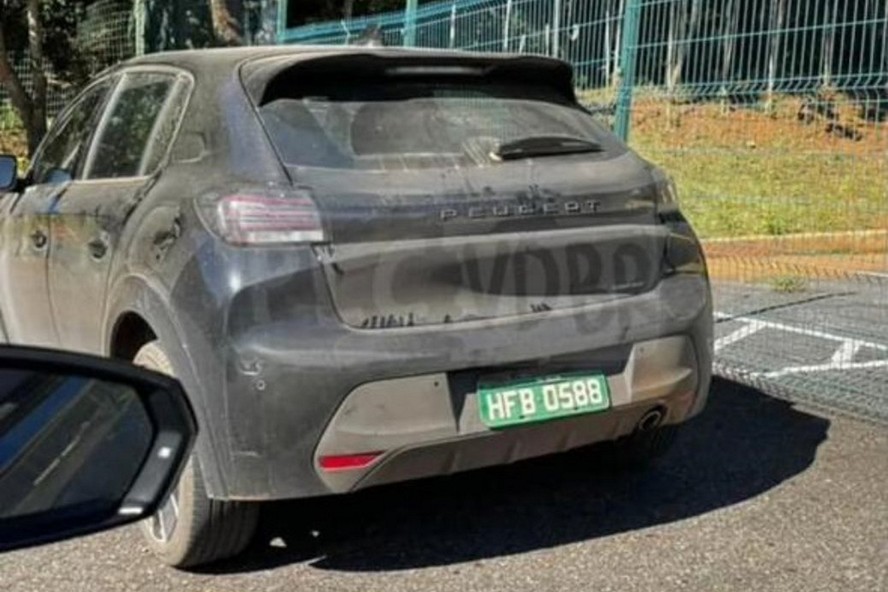 Peugeot 208 Hybrid - Flagra