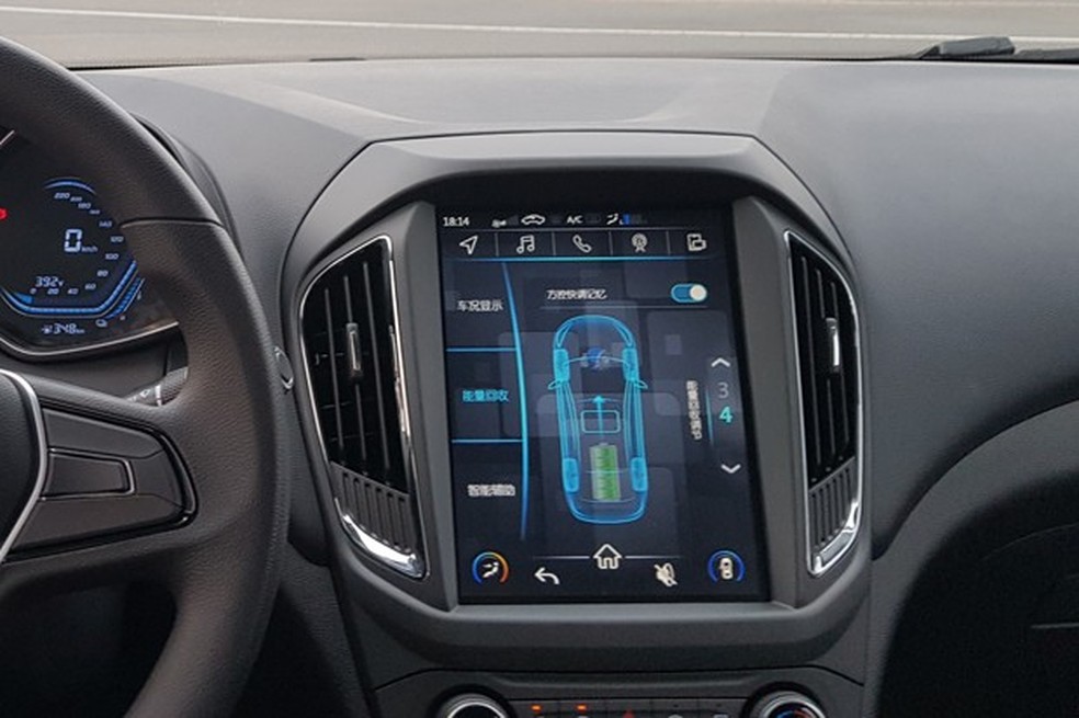 Central multimídia exibe detalhes do sistema elétrico (Foto: Julio Cabral/Auto News Brasil) — Foto: Auto Esporte