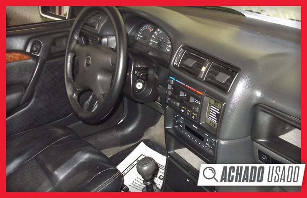Interior traz revestimento de couro, apenas o sistema de som não é original (Foto: Reprodução) — Foto: Auto Esporte