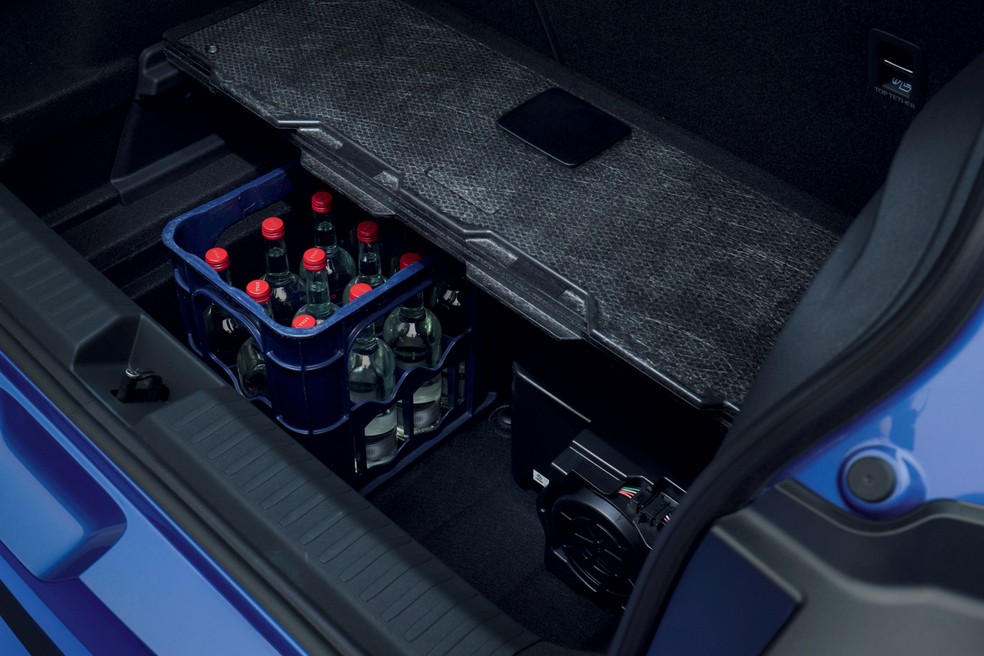 Compartimento sob o assoalho do porta-malas do Volkswagen ID. Polo acomoda até objetos mais altos — Foto: Divulgação