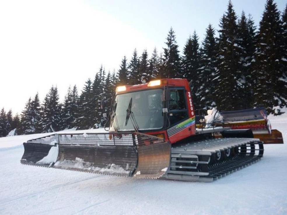 PistenBully 240D tem enorme lâmina na frente para remover a neve e se move por esteiras — Foto: Reprodução/Internet