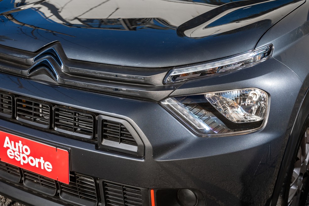 Citroën Basalt Feel Manual - Faróis têm efeito de conjunto duplo e são halógenos, com DRL de LED — Foto: Renato Durães/Auto News Brasil