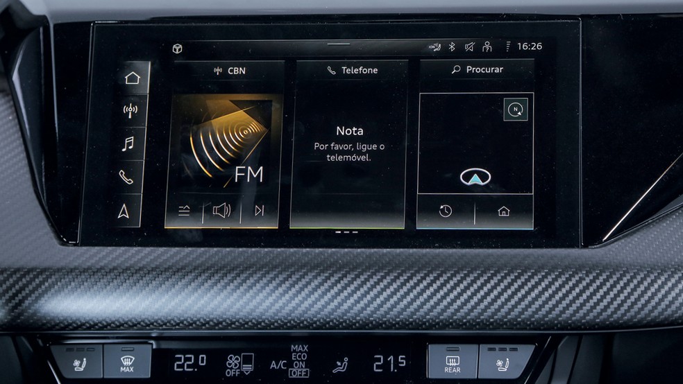 Os controles no Audi são mais intuitivos e usam botões físicos. — Foto: Renato Durães