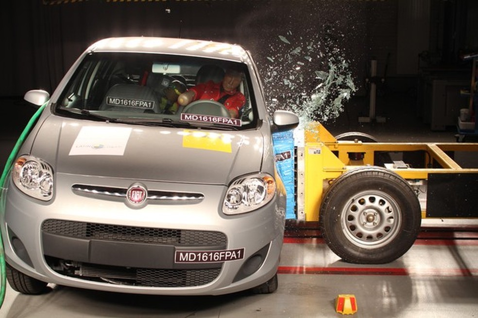 Fiat Palio equipado com airbagsfrontais apenas uma estrela para proteção de adultos e três estrelas para crianças (Foto: Divulgação) — Foto: Auto Esporte