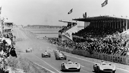 F1 de 1954 teve estreia vitoriosa da Mercedes e bicampeonato do argentino Fangio