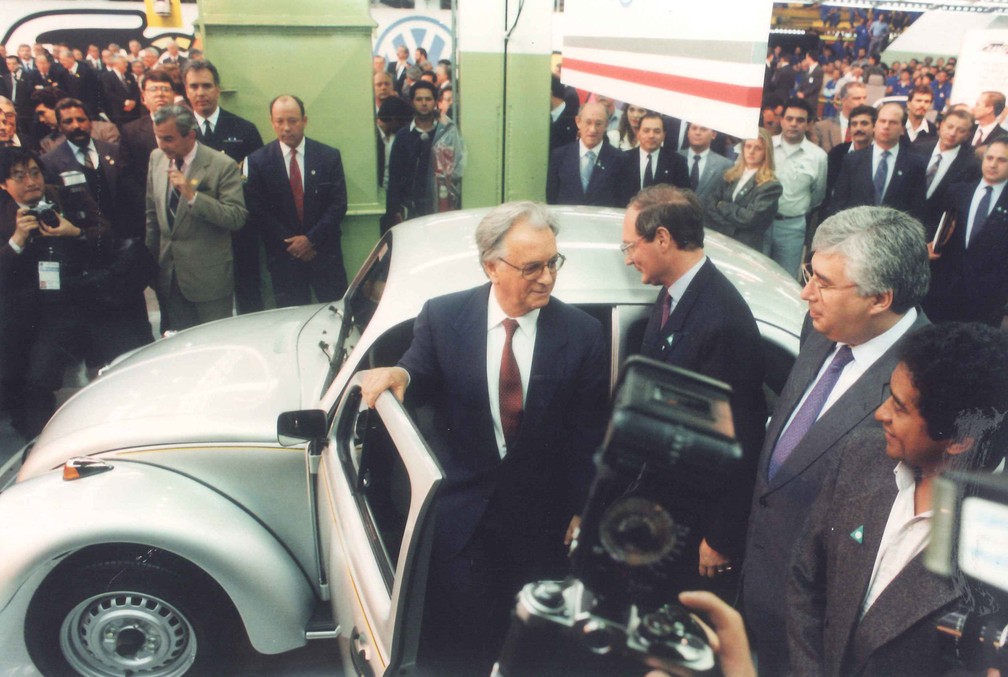 Presidente Itamar Franco ao lado do Fusca 1993; presidente sugeriu à Volkswagen voltar a produzir o modelo — Foto: Divulgação