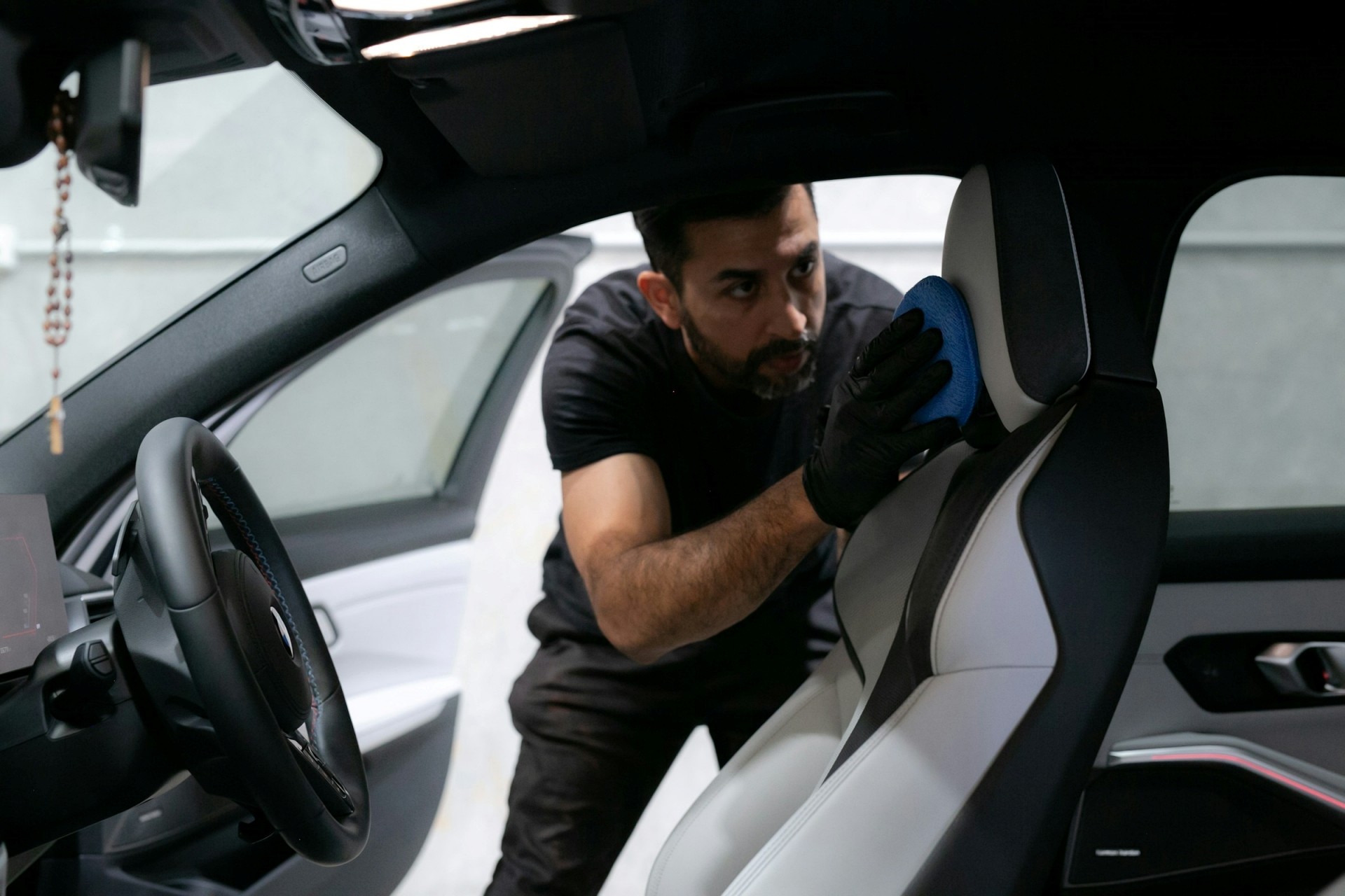 Produtos de limpeza automotiva sobre um banco de carro