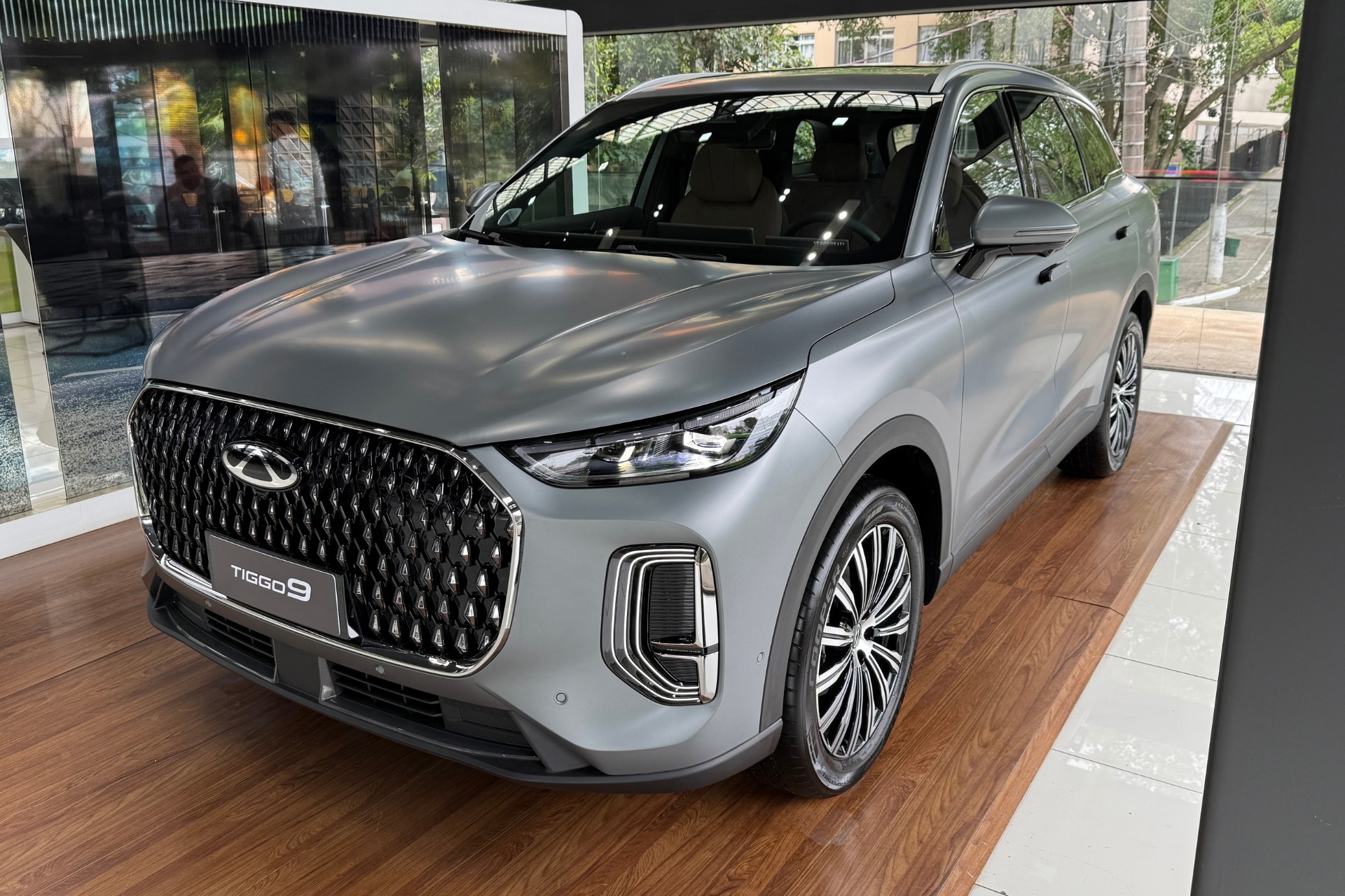 Caoa Chery Tiggo 9 em exposição, exibindo sua estrutura e design moderno