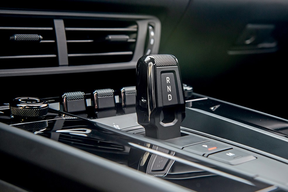 Porsche 911 Carrera GTS traz manopla de câmbio e alguns comandos básicos no console central  — Foto: Divulgação