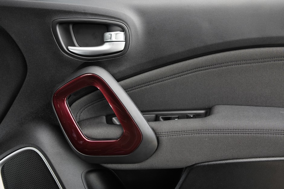 Puxadores de porta da versão "Opening Edition" da Fiat Toro Freedom também vem na cor cobre