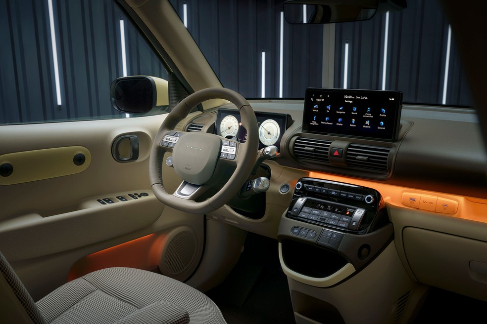 Hyundai Inster: interior é feito com materiais reciclados e tem iluminação ambiente com 64 cores — Foto: Divulgação
