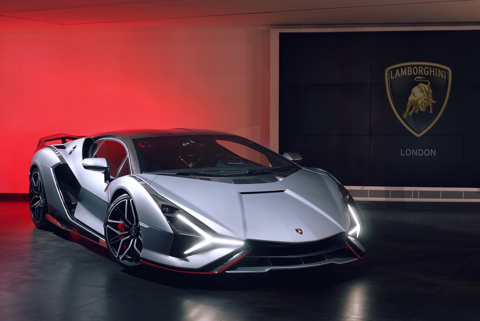 Lamborghini Sián do empresário brasileiro é um dos três que rodam pela Inglaterra — Foto: Divulgação