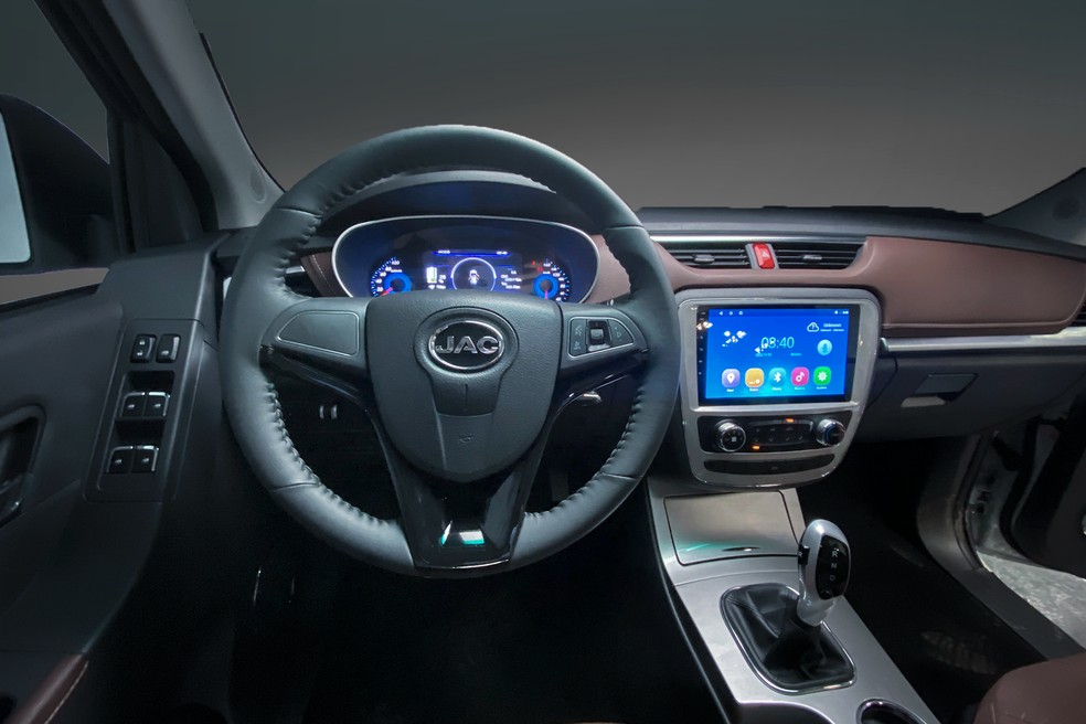 JAC E-JP 8 tem agora airbag para motorista e passageiro, indisponível no modelo anterior — Foto: Divulgação