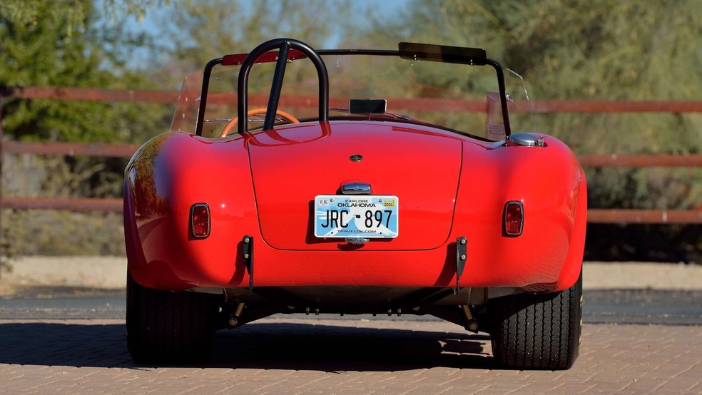 Shelby Cobra 1965 só teve 14 unidades construídas, duas delas levavam o badge FAM — Foto: Divulgação