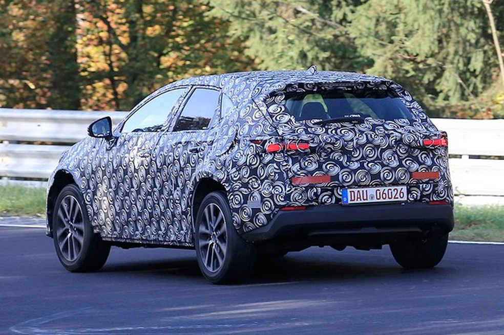 Flagra: Toyota Prius Plus em testes (Foto: Automedia) — Foto: Auto Esporte