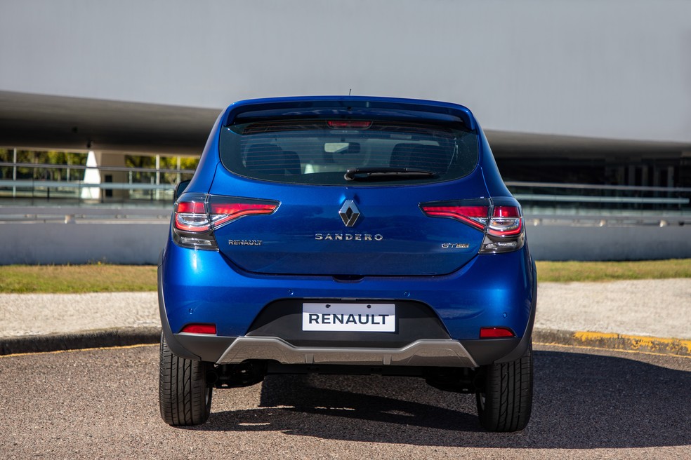 Principais mudanças estão na traseira, com aerofólio, laternas escurecidas e aplique no para-choque — Foto: Divulgação/Renault