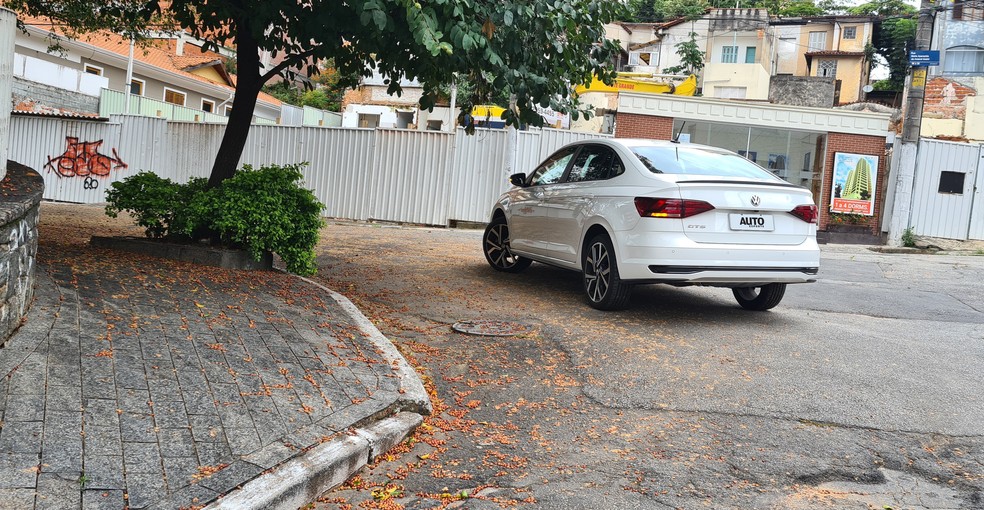 Você não está na F1: ao fazer curvas, não precisa "tangenciar" e nem invadir a contramão em ruas de mão dupla — Foto: Rodrigo Ribeiro/Auto News Brasil