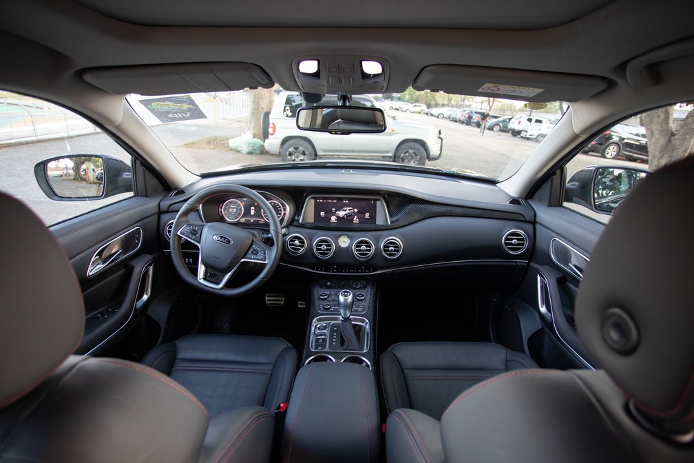 Painel do Jac T80 lembra o do Mercedes-Benz Classe S — Foto: Marcelo Brandt/G1