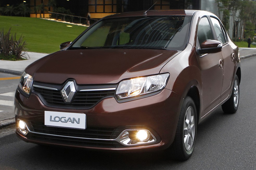 Renault Logan Dynamique 2015 tem o maior porta-malas e o maior entre-eixos desta seleção, e até capô sustentado por mola a gás — Foto: Renault/Divulgação