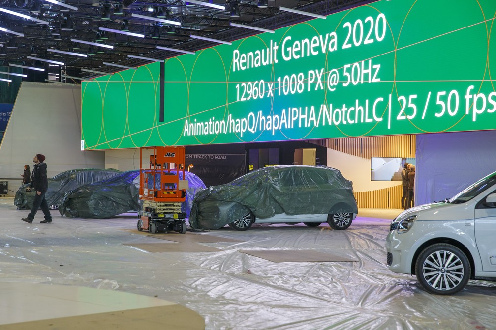 Estandes do Salão de Genebra 2020 estavam em processo de montagem — Foto: Salvatore di Nolfi/Keystone via AP