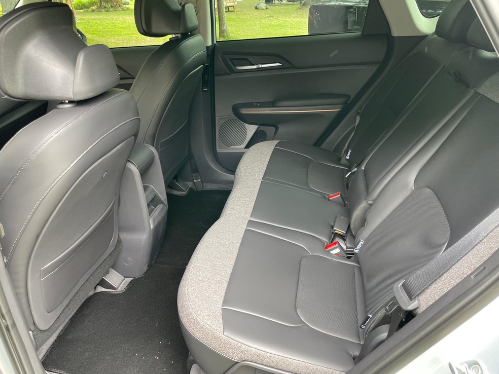 Espaço do Kia EV5 é amplo até para o ocupante central do banco traseiro — Foto: Cauê Lira/Auto News Brasil