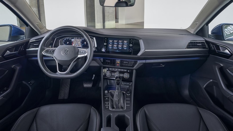 Sedã tem multimídia de 10,1" compatível com Android Auto e Apple CarPlay — Foto: Divulgação 