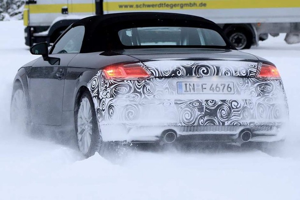 Audi TT reestilizado é flagrado na neve (Foto: Automedia) — Foto: Auto Esporte