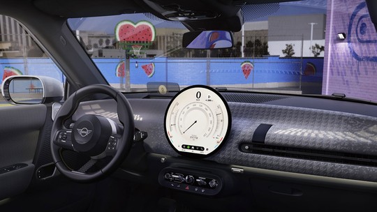 Nova central multimídia da Mini é redonda e tem cachorro como assistente virtual 
