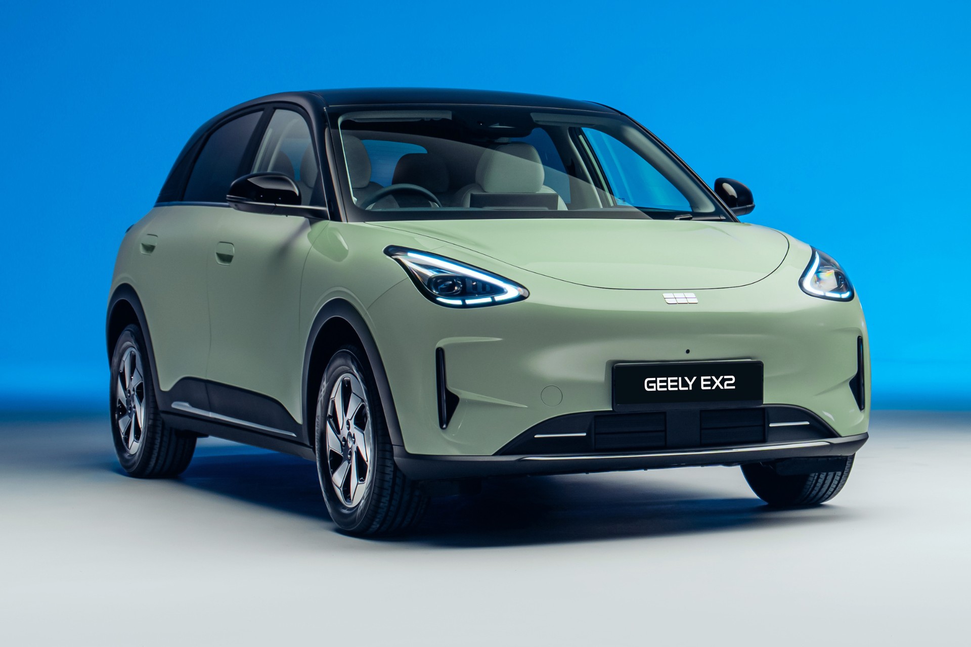 Geely EX2 estreia com mais autonomia na Europa e antecipa mudança no Brasil
