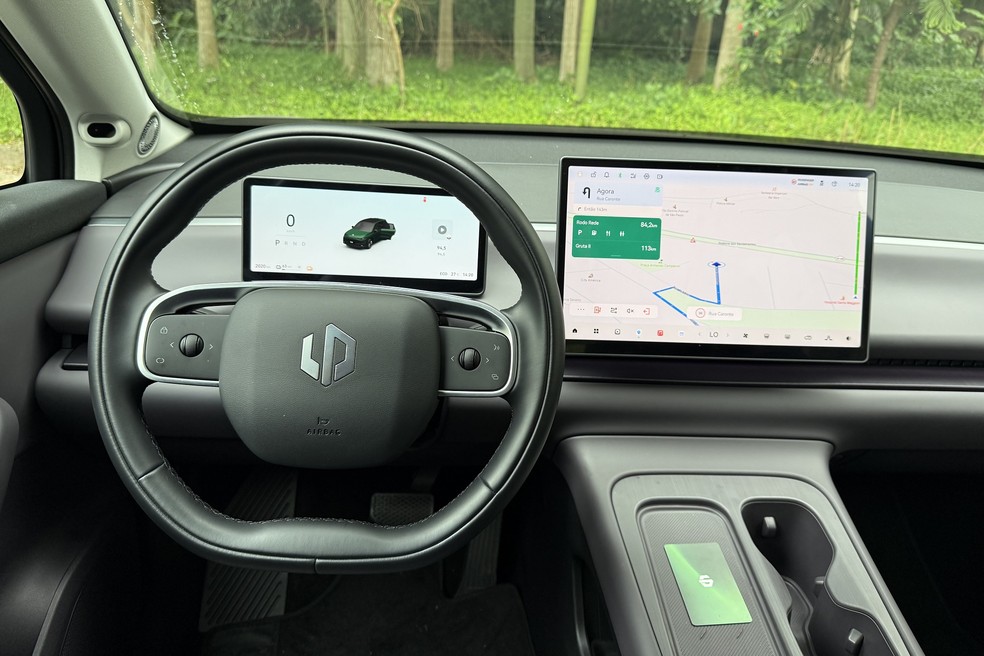 Cabine é bem resolvida e o volante tem empunhadura adequada; já os bancos dianteiros são muito confortáveis — Foto: Cauê Lira/Auto News Brasil