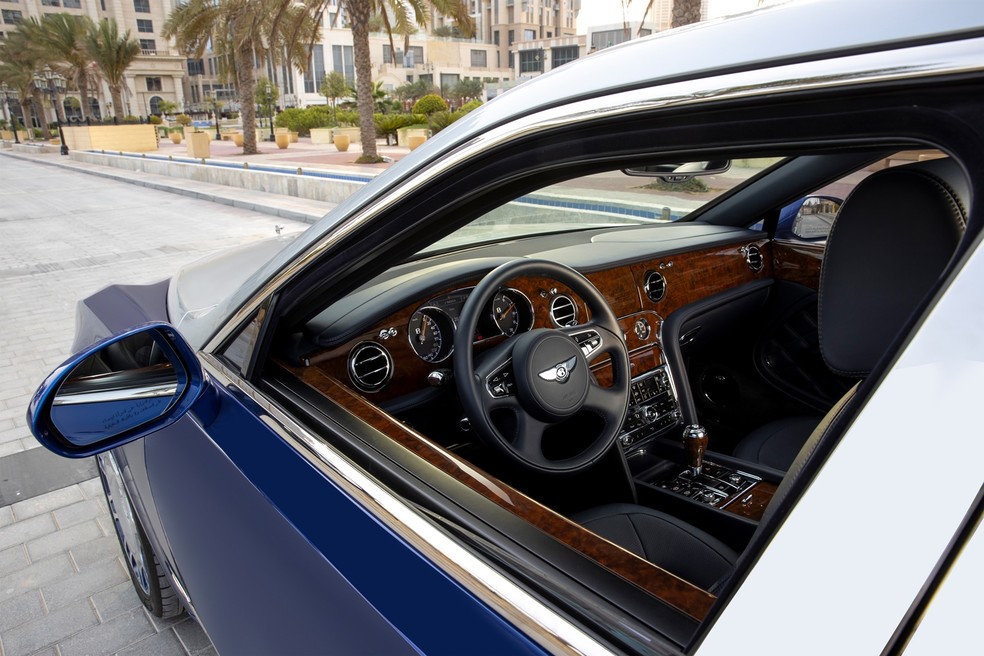 Limusine é equipada com motor V8 6.75 de 512 cv — Foto: Divulgação