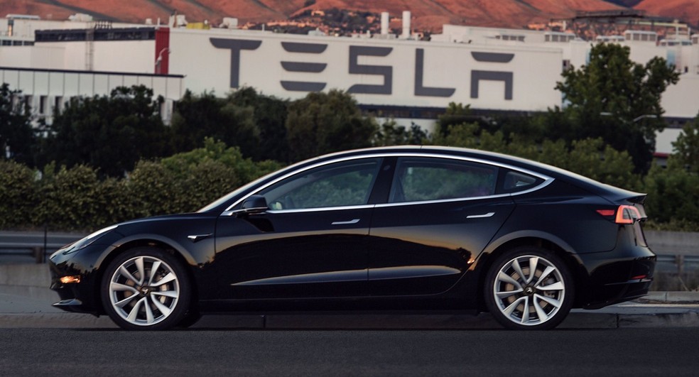 Primeiro Tesla Model 3 que saiu dá fábrica nos EUA — Foto: Reprodução/Elon Musk/Twitter