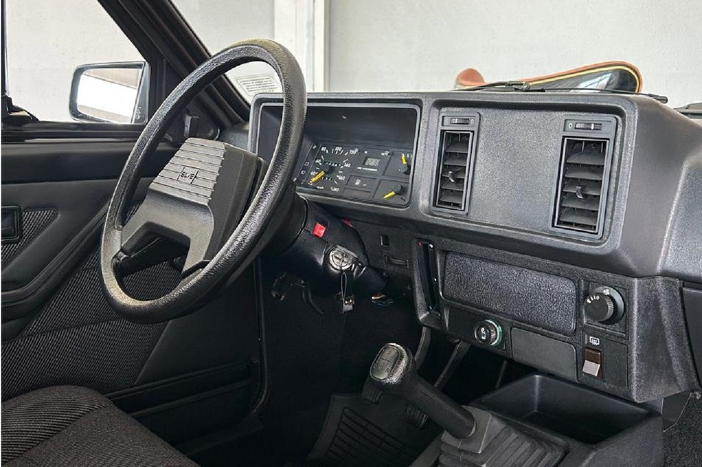 Painel era moderno e bem completo para sua época — Foto: Reprodução/Mais Automóveis