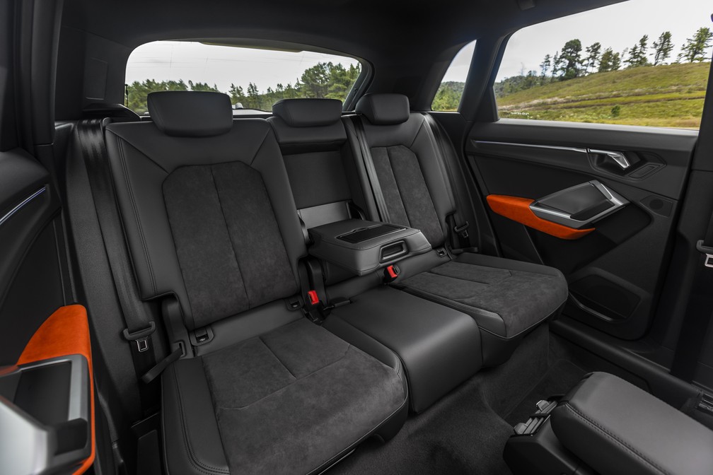 Banco traseiro do Audi Q3 acomoda bem apenas duas pessoas — Foto: Divulgação