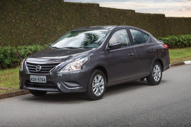 Nissan Versa dianteira 2015-2020