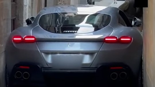Vídeo: Ferrari de R$ 3,3 milhões fica entalada em rua estreita na Itália