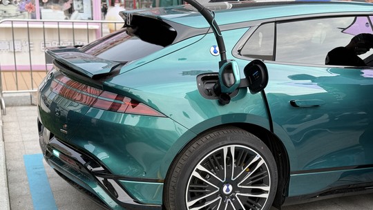 Donos de carros elétricos relatam perda de autonomia após atualização remota