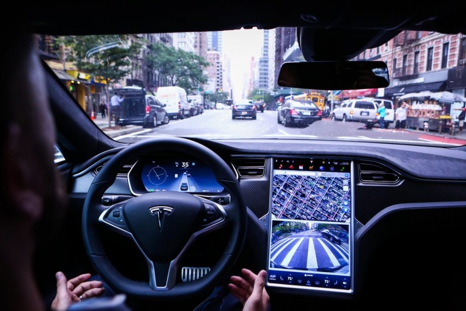 Tesla não permitirá jogos com o carro em movimento por determinação de  órgão responsável