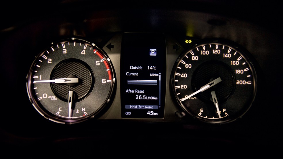 Toyota Hilux SRX Plus - Painel poderia ter alguns recursos mais modernos, como um quadro de instrumentos digital maior — Foto: Divulgação