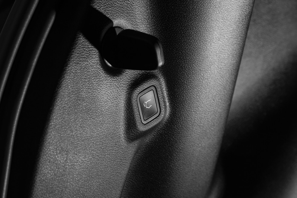 Botão localizado dentro do porta-malas do Jeep Compass Serie S usado para fechar a tampa — Foto: Leo Sposito