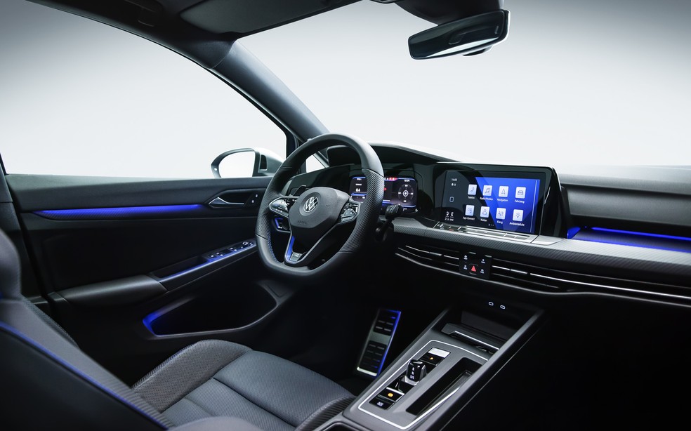Interior do Golf R segue estilo mais limpo — Foto: autoesporte