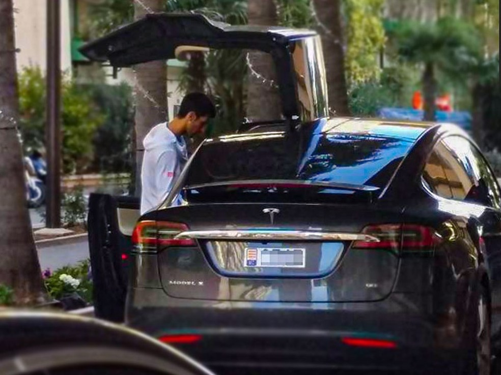 Novak Djokovic tem um elétrico Tesla Model X — Foto: Reprodução
