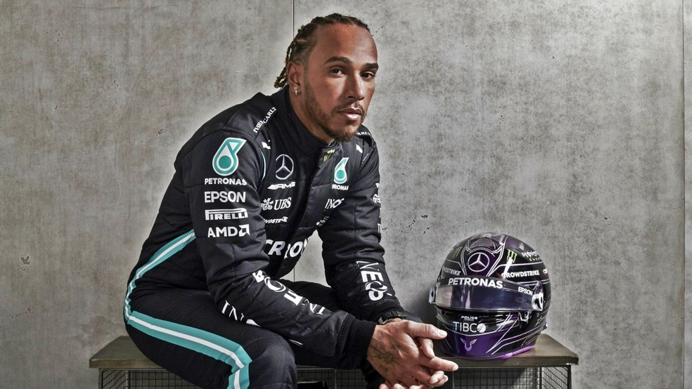 Lewis Hamilton postou com o capacete na foto oficial da Mercedes — Foto: Divulgação Mercedes F1