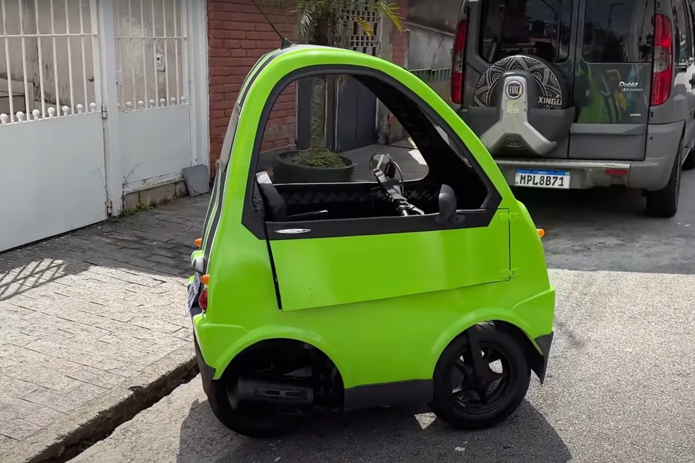 P50 tem duas portas e uma espécie de guidão que funciona como volante — Foto: Reprodução/Youtube