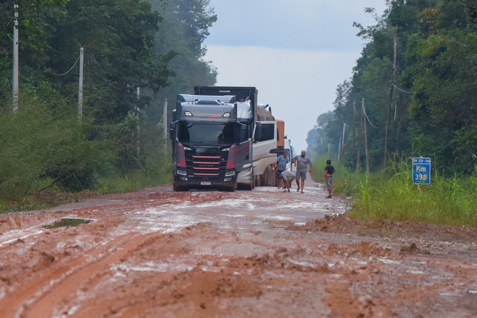 BR-319 vira um grande atoleiro na época de chuva — Foto: Murilo Góes/Autoesporte