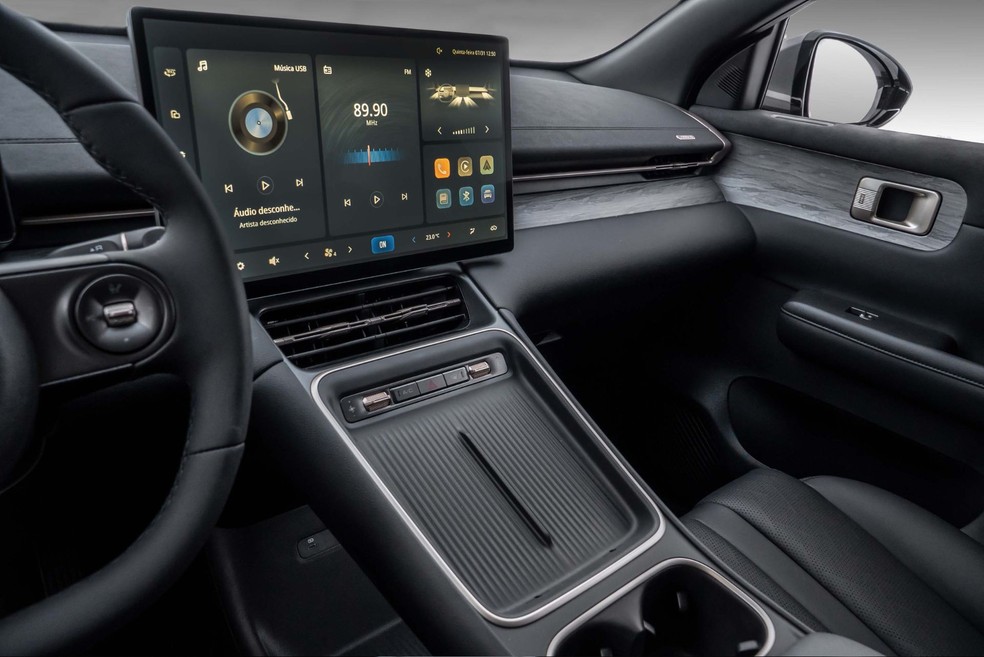 Chevrolet Captiva EV 2026 tem bom espaço para porta-objetos, mas não traz carregador por indução  — Foto: Divulgação
