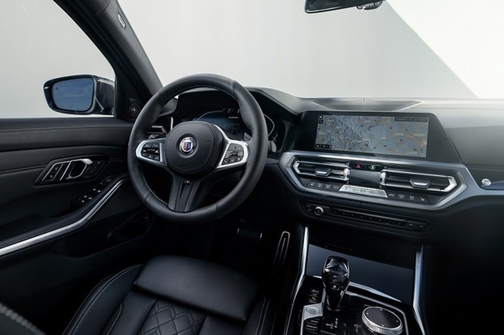 O interior também recebe novos materiais e o logotipo da Alpina no volante (Foto: Divulgação) — Foto: Auto Esporte