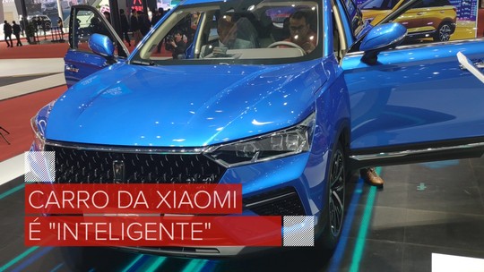 Carro da Xiaomi com montadora chinesa tem assistente virtual com holograma e porte de Jeep Compass 